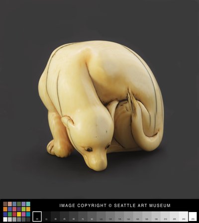 Netsuke modellato come un cane sdraiato, inizio XIX secolo da Japanese School