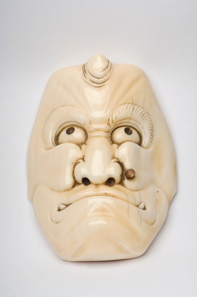 Maschera Okimono scolpita come un personaggio del Kabuki o altro teatro da Japanese School