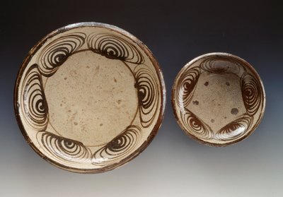 Piatti decorati con umanomezara (cerchi con motivo a occhio di cavallo), fine XVIII secolo-inizio XIX secolo, gres smaltato, prodotto a Seto, diametro 21,5 cm e 34,5 cm, civiltà giapponese, periodo Edo da Japanese School