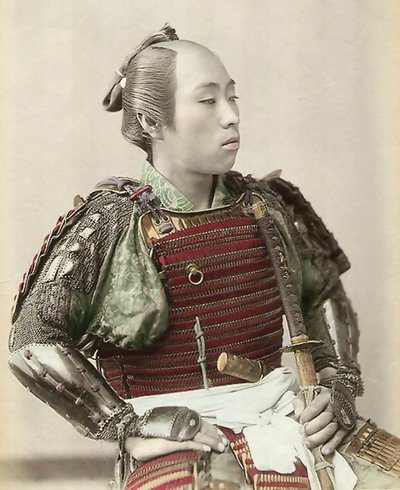 Ritratto di un samurai del vecchio Giappone armato con armatura completa, 1890 da Japanese School