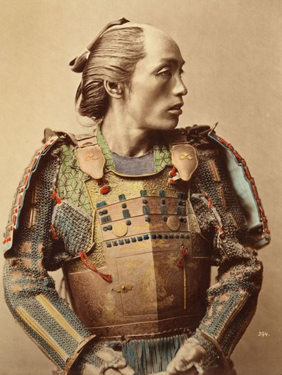 Ritratto di un samurai del Giappone antico armato con armatura completa, 1890 da Japanese School