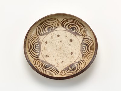 Piatto da portata con design "occhio di cavallo", 1800-1830 da Japanese School