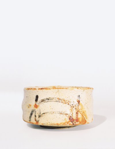 Ciotola da tè Shino Chawan con un basso piede, Periodo Momoyama da Japanese School