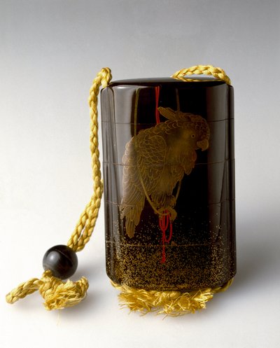 Piccola scatola laccata decorata con un pappagallo usata dai giapponesi come borsa che attaccavano alla cintura o alle maniche del kimono da Japanese School