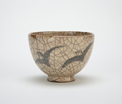 Ciotola da Tè con disegno di piviere, ceramica correlata a Kyoto, metà 19° secolo da Japanese School