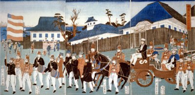 Trittico che mostra una parata di stranieri a Yokohama, in una carrozza aperta trainata da cavalli e guidata da un uomo che porta la bandiera a stelle e strisce, e una banda militare (1861) da Japanese School