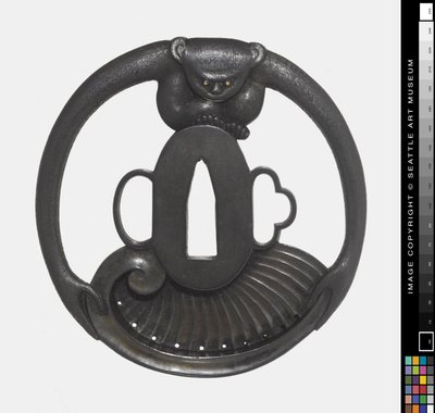 Tsuba: Scimmia che tiene una conchiglia da Japanese School