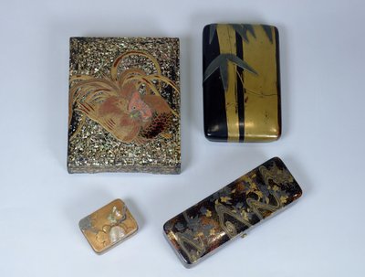 Astuccio da scrittura decorato con un gallo, astuccio da scrittura con design di bambù e un kobako attribuito a Ogata Korin (1658-1716) e una scatola per messaggi della famiglia Kajikawa, XVI-XVIII secolo da Japanese School