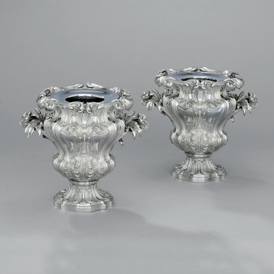 Un paio di refrigeratori per vino a forma di urna con manici a volute fogliate e manici a giunchi, c.1880 da Jean Baptiste Gustave Odiot