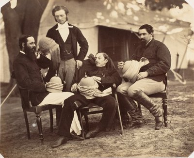 Ritratto di gruppo al campo del Governatore Generale, da sinistra a destra: Maggiore Jones, Sig. Walters, Il Governatore, 1858-61 da Jean Baptiste Oscar Mallitte
