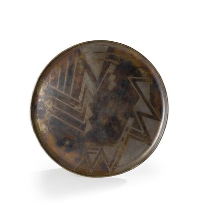 Piatto in Dinanderie patinato marrone e argento, c.1914 da Jean Dunand