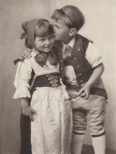 Svizzera: Appenzell, bambini in costume nazionale da Jean Gaberell