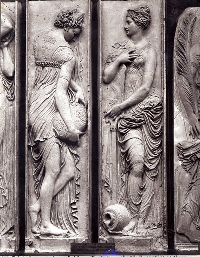 Dettaglio dei rilievi dalla Fontana degli Innocenti che raffigurano ninfe personificanti i fiumi di Francia da Jean Goujon