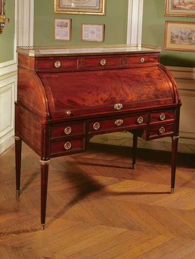 Bureau cilindrico di Luigi XVI in mogano con montature in bronzo dorato, piano in marmo di Carrara affiancato da candelabri da Jean Henri Riesener