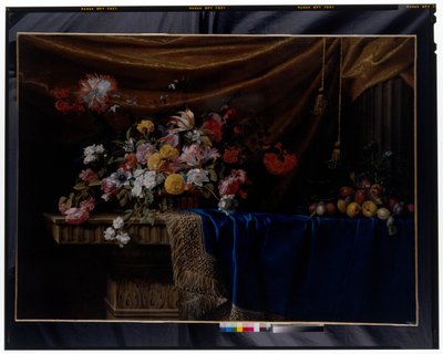 Natura morta con un cesto di fiori e una montagna di frutta su un tavolo di pietra scolpita da Jean Picart