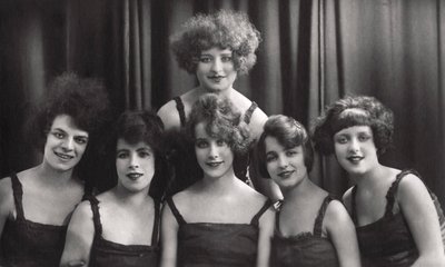 Un gruppo di danza o teatro, c. 1900-1929 da Jerome Ltd