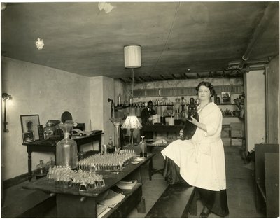 Ann Haviland, profumiera, c.1915-28 da Jessie Tarbox Beals