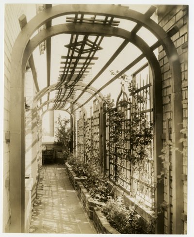 Giardino posteriore della Sig.ra Regina Jais, c.1936-37 da Jessie Tarbox Beals
