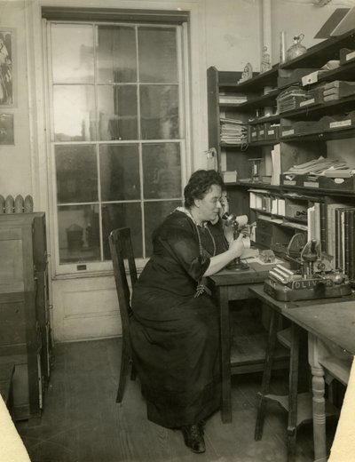 Beals nel suo studio, c.1912-18 da Jessie Tarbox Beals
