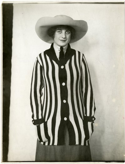 Maglione blazer e cappello di feltro, Forsythe, c.1905-18 da Jessie Tarbox Beals