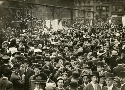 Folla in Union Square alla riunione per il suffragio da Jessie Tarbox Beals