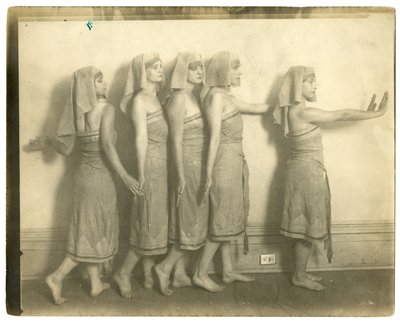 Preparativi per una festa di paese al Liberal Club, New York, USA, c.1905-40 da Jessie Tarbox Beals