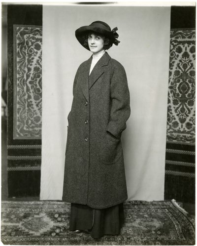 Cappotto grigio, Arnold & Constable, c.1905-18 da Jessie Tarbox Beals