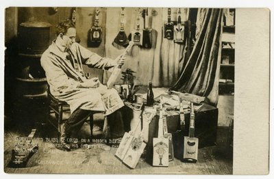 Grandi macchie di colore su una scatola di legno e Bobby Edwards nella sua soffitta sotto le stelle a creare ukulele, Greenwich Village, New York, USA, c.1905-20 da Jessie Tarbox Beals