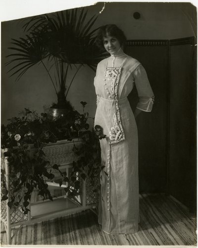 Materiale turco grigio con ricamo bianco e nero, Lord & Taylor, c.1905-18 da Jessie Tarbox Beals