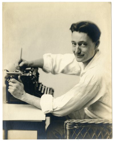 Henry Oyen alla macchina da scrivere, c.1905-21 da Jessie Tarbox Beals