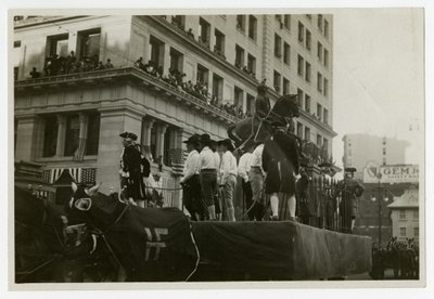 Carro allegorico storico n. 31, Distruzione della statua di Giorgio III da Jessie Tarbox Beals
