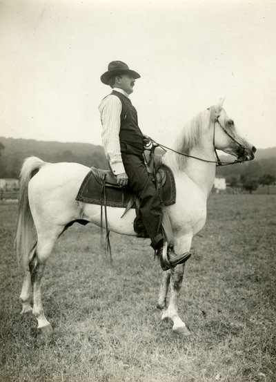 Homer Davenport, vignettista sul suo cavallo arabo, c.1905-12 da Jessie Tarbox Beals