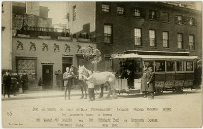 Jane e Howard nel loro passaggio bi-giornaliero fermandosi pazientemente davanti ai celebri mercati di regali The Village Art Gallery e La Scatola del Tesoro in Sheridan Square, Greenwich Village, New York, USA da Jessie Tarbox Beals