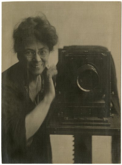 Jessie Tarbox Beals, autoritratto con fotocamera da Jessie Tarbox Beals