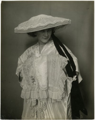 Jumble Bros ?, Cappello e manicotto di lingerie, c.1905-11 da Jessie Tarbox Beals