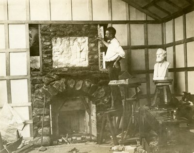 Karl Bitter (scultore) costruisce il suo camino, c.1905-15 da Jessie Tarbox Beals