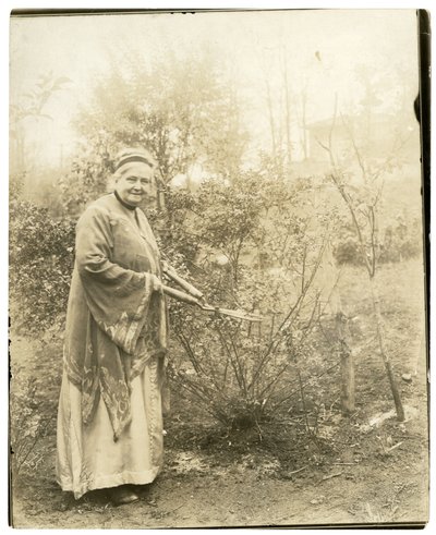 Mrs Alzirc Hewitt Wade - 88 anni - nel giardino a Ossining, NY, c.1905-28 da Jessie Tarbox Beals
