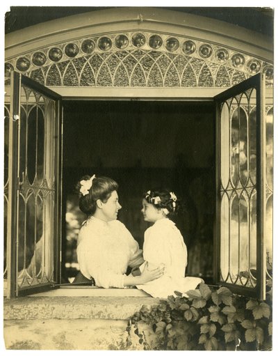 Signora Ernest Thompson Seton e figlia Ann da Jessie Tarbox Beals