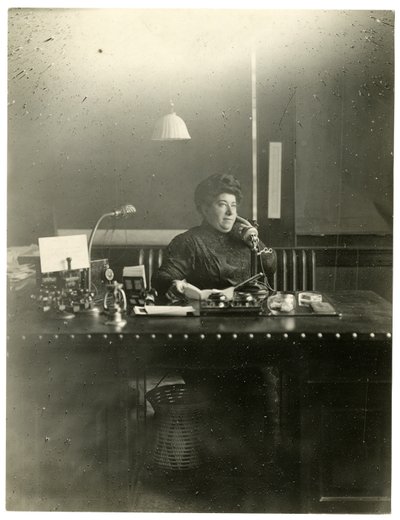 Ms Chas Netcher di Chicago, proprietaria di uno dei più grandi negozi The Boston Store lì. Ora è di nuovo sposata, trova il suo cambio di nome Mollie Alpiner Netcher Newbury, c.1905-18 da Jessie Tarbox Beals