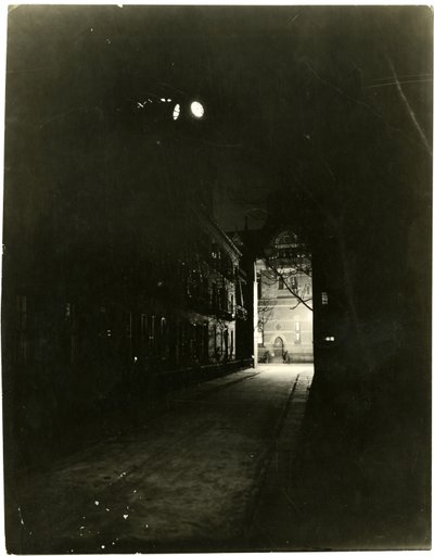Patchin Place di notte, Greenwich Village, New York, USA, c.1905-20 da Jessie Tarbox Beals