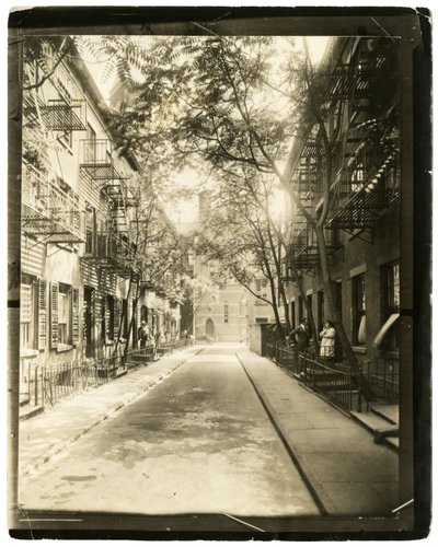 Patchin Place, che parte dalla 10th Street, New York, USA da Jessie Tarbox Beals