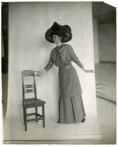 "Prego, si accomodi" Corretta postura delle gambe, del corpo, delle braccia e delle mani, c.1905-18 da Jessie Tarbox Beals