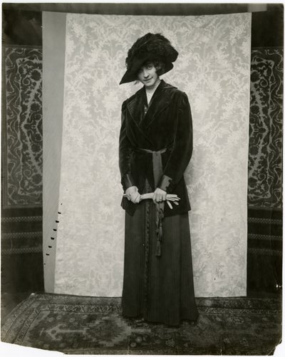 Abito di velluto rosso con gonna a pieghe, Arnold & Constable, c.1905-18 da Jessie Tarbox Beals