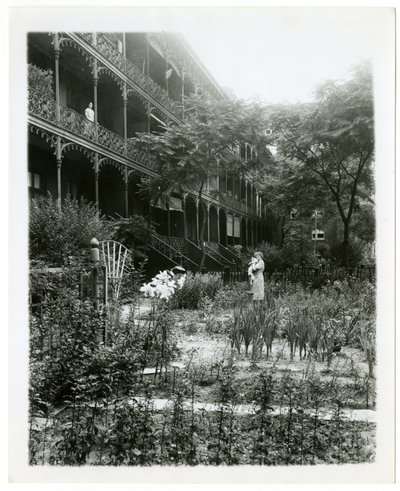 Giardini della Casa Rhinelander, W 11th St, Greenwich Village, New York, USA, c.1905-38 da Jessie Tarbox Beals