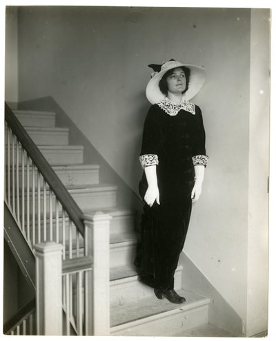 Modo corretto di scendere le scale, c.1905-18 da Jessie Tarbox Beals