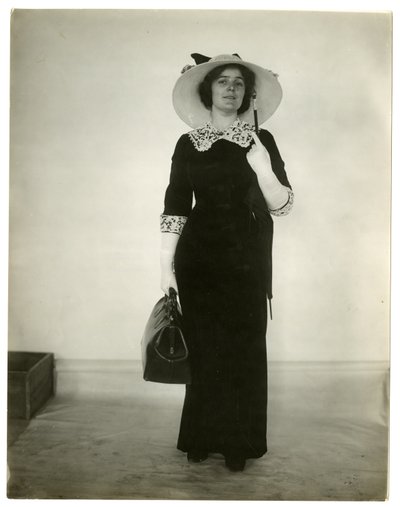 Modo corretto di portare una borsa e un ombrello, c.1905-18 da Jessie Tarbox Beals