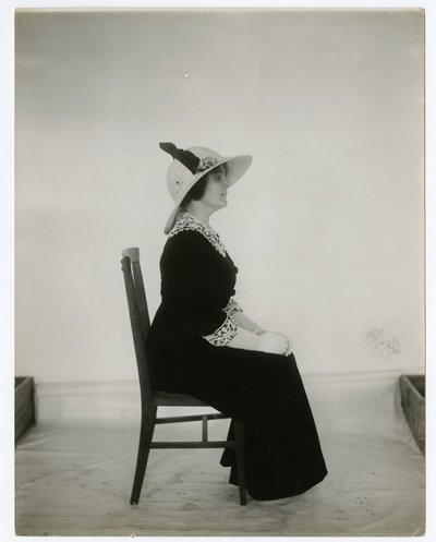 Modo corretto di sedersi su una sedia, c.1905-18 da Jessie Tarbox Beals