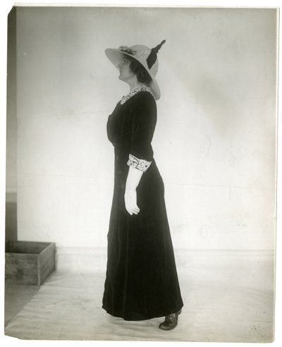 Modo corretto di stare in piedi mentre si cammina da Jessie Tarbox Beals