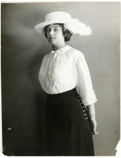 Blusa di seta e cappello bianco, McCreery