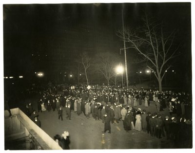Parata per il suffragio, Greenwich Village, New York, USA, c.1915-18 da Jessie Tarbox Beals